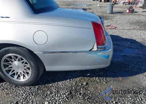 2002 Lincoln Town Car Signature from USA, damaged, VIN 1LNHM82W12Y670678